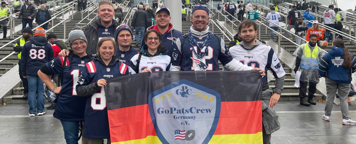 Mitglieder der GoPatsCrew vor dem Wembley Stadion im Oktober 2024