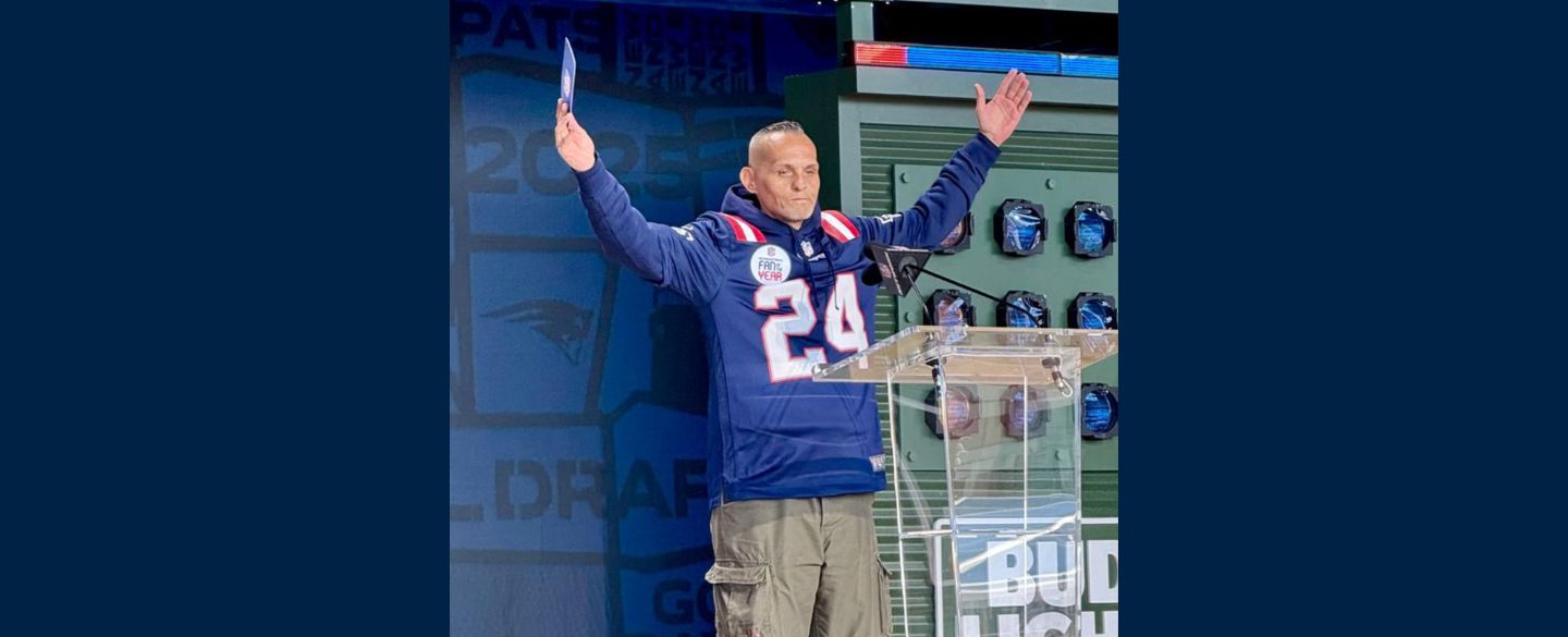 IFOTY Dennis im Patriots-Jersey auf der Bühne in Green Bay beim NFL Draft 2025